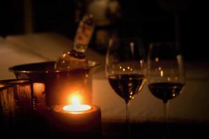 玛德琳港ABORIGEN APARTAMENTOS BOUTIQUE的三杯葡萄酒和一张桌子上的蜡烛