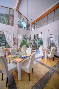白河斯提勒旺宁酒店的一间带木桌和白色椅子的用餐室