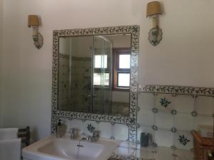 卡斯特罗·杜·博德Quinta do Troviscal的一间带水槽和镜子的浴室