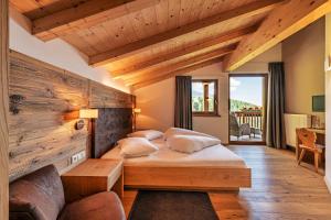 思科纳Mountain Lodge Prennanger的一间卧室设有一张床和木墙