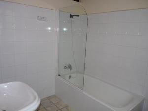 NarciandiCasa Iris的带淋浴、卫生间和盥洗盆的浴室