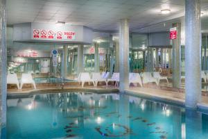 布莱顿霍夫皇后酒店&SPA的一座带桌椅的游泳池