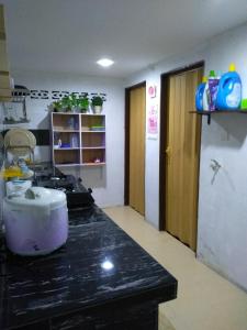 峇六拜纳德拉小屋民宿的客房设有带台面的厨房