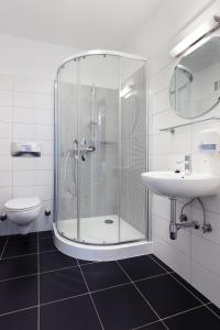 因斯布鲁克旱獭旅馆的带淋浴和盥洗盆的浴室
