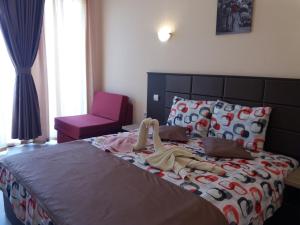 普里莫尔斯科塞丽娜酒店的一间卧室配有一张睡床,上面有娃娃