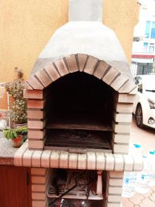 普里莫尔斯科塞丽娜酒店的人行道上的一个比萨饼烤箱
