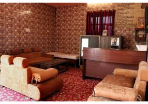 钱德加尔Inderlok Hotel的大堂设有带椅子和书桌的等候室
