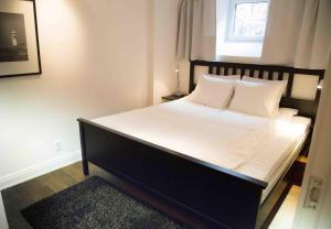 斯德哥尔摩Executive Living Östermalm Suite的卧室配有一张带白色床单和枕头的大床。