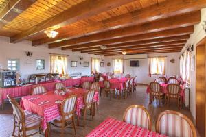 雷布尼克Lodge Holidays - Glamping Heart of Nature的一间带桌椅和红色桌布的用餐室