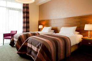 Moyvally莫伊谷高尔夫度假酒店的酒店客房设有两张床和窗户。