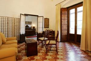 桑卢卡尔-德巴拉梅达帕拉西奥酒店的客厅配有沙发和桌子
