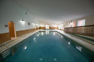 坎莫尔班夫门山度假酒店的一座空的游泳池