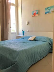 因佩里亚ABCdecor Italia的一间卧室配有一张带蓝色棉被的大床