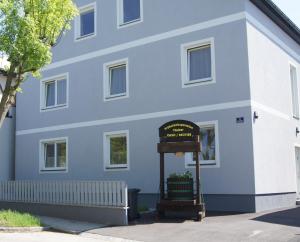 多瑙河畔克雷姆斯Frühstückspension Täuber的蓝色的建筑,前面有标志
