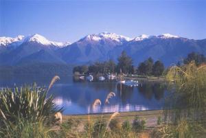 蒂阿瑙卓越酒店的享有以山脉为背景的湖泊美景