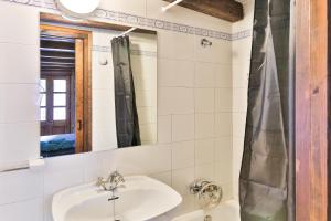 安道尔城思科德森旅馆的一间带水槽和镜子的浴室