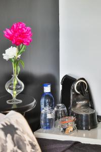 安道尔城思科德森旅馆的架子上花粉的花瓶