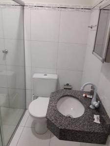 ItabaianaHotel Danubio的浴室配有白色卫生间和盥洗盆。