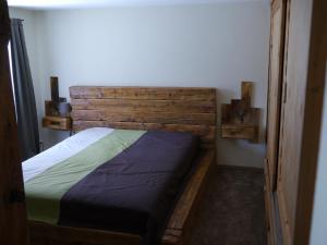 艾斯特根SZARVASKŐ NYARALÓ/ DEER ROCK COTTAGE的一间卧室配有一张带木制床头板的床