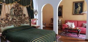 巴勒莫维奥拉宫公寓的卧室两张照片,配有一张床和一张沙发