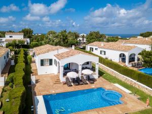 苏昂博Villas Finesse By MENORCARENTALS的享有带游泳池的别墅的空中景致
