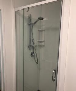 奥克兰卡斯卡德汽车旅馆的浴室里设有玻璃门淋浴