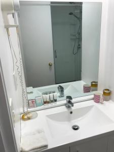 奥克兰卡斯卡德汽车旅馆的一间带水槽和大镜子的浴室