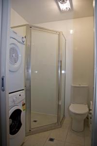 墨尔本查普曼公寓的带淋浴、卫生间和洗衣机的浴室