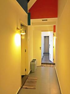 新加坡Campbell Inn的一间空的走廊,房间里设有厕所