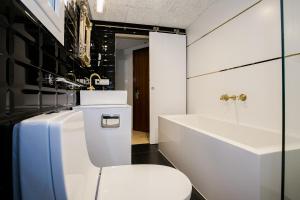 罗萨斯蒙特马尔酒店的白色的浴室设有卫生间和水槽。