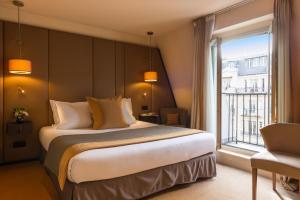 巴黎Hôtel La Bourdonnais by Inwood Hotels的一间卧室设有一张床和一个大窗户