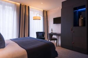 巴黎Hôtel La Bourdonnais by Inwood Hotels的配有一张床和一张书桌的酒店客房
