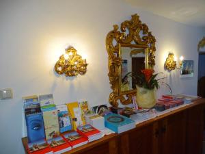 基茨比厄尔雷霍夫旅馆的一张桌子,墙上挂着书和镜子
