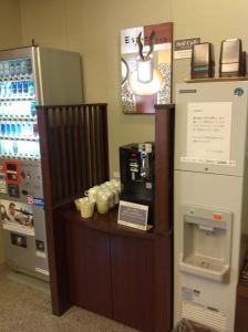 名古屋名古屋荣鲁泰因酒店的一间设有现金寄存处和冰箱的咖啡店