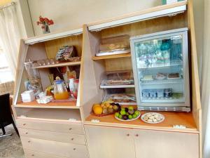 马利耶维多利亚之家住宿加早餐旅馆的装满大量食物的开放式冰箱