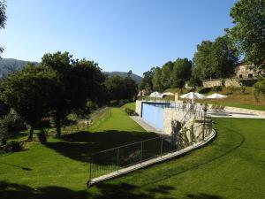 沃加河畔塞维尔Encosta Dos Túneis - Turismo E Lazer的享有带游泳池的庭院景致