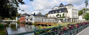 诺尔泰利耶阿特莱特酒店的一群花似的建筑物,毗邻一条河