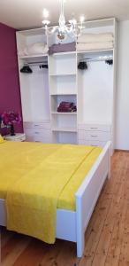 布尔加斯Florata apartment的一间卧室配有一张带黄色床罩的大床