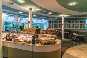 施科伊迪茨格鲁巴纳机场酒店的面包店提供面包和糕点自助餐