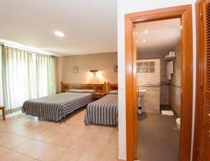 比利亚尔瓦德拉谢拉塔布拉左酒店的酒店客房带两张床和一间浴室