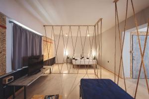 比雷埃夫斯Piraeus Premium Suites的客厅配有床和秋千