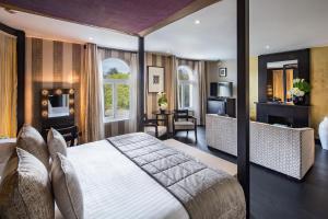 伦敦伦敦巴廖尼酒店-立鼎世酒店集团的一间带大床的卧室和一间客厅