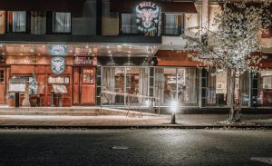 罗瓦涅米北极城市酒店的夜间在建筑物前的商店