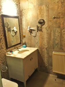 贝拉姆卡尔Tas Otel 17的一间带水槽和镜子的浴室