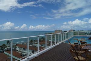 若昂佩索阿Anjos Praia Hotel的海景阳台