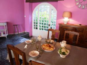 Saint-Lizierla Fadette的用餐室配有餐桌和食物