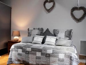 Saint-Lizierla Fadette的卧室配有一张墙上心灵床