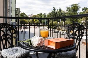 敖德萨德利巴斯酒店的一张桌子,上面放着盒子和一杯橙汁