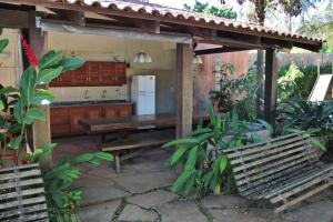 沙帕达-杜斯吉马朗伊斯Sossego Homestay的户外厨房配有长凳和冰箱