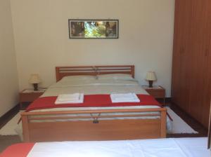 杜伊诺Casa Vacanze All'Orizzonte Duino的一间卧室配有一张床,上面有两条毛巾